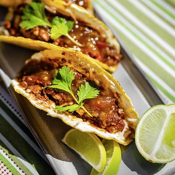Wildschwein-Birria-Tacos mit Mirabellen-Chutney