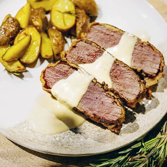 Damwildfilet in Dijonsenf‐Kruste mit Rosmarinkartoffeln